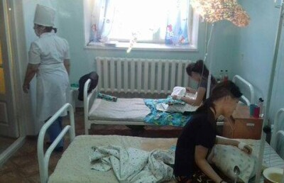 В инфекционную больницу Уральска попал 21 кухрабочий школы, где отравились дети
