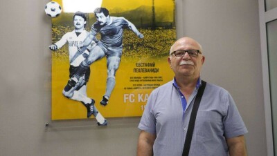 Токаев наградил орденом "Достык" легендарного форварда "Кайрата"