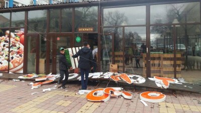 Конструкция с вывеской едва не рухнула на работников во время сноса столовой в Алматы