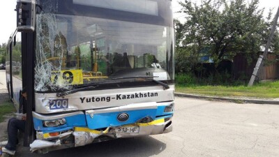 Пассажирский автобус на полном ходу врезался в легковушку в Алматы