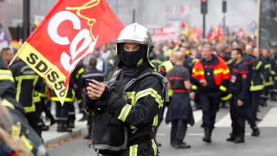 В Париже пожарные вышли на акцию протеста, требуя повышения зарплат и улучшения условий труда
