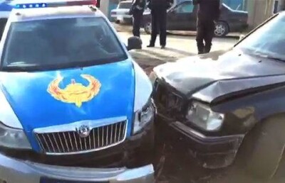Mercedes столкнулся с полицейским авто в Кызылорде 