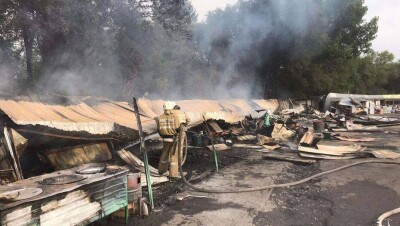 Крупный пожар произошёл на рынке "Алтын Орда" в Алматы