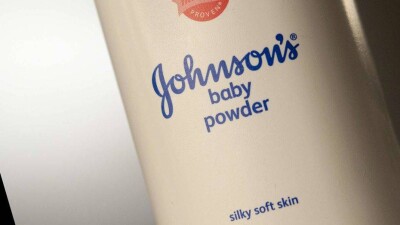 Рыночная стоимость Johnson & Johnson упала из-за асбеста в детской присыпке