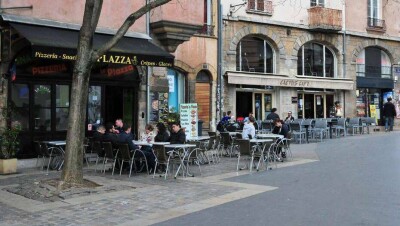 В Алматы владельцам кафе временно разрешили сделать летники на прилегающей городской территории