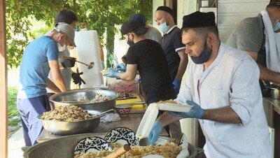 Жители Нур-Султана приготовили плов для 450 медиков