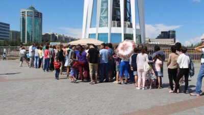 Возле монумента "Байтерек" в Астане образовалась длинная очередь из туристов 