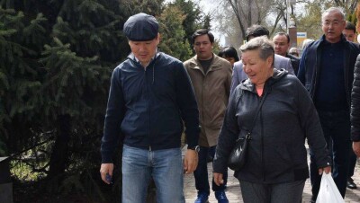 В Алматы пешеходы лавируют между автомобилями, заявил Байбек