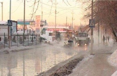 В Костанае затопило улицу из-за аварии на водопроводных сетях