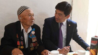 Со 100-летним юбилеем поздравил ветерана аким Алматы