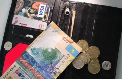 Больше половины казахстанцев живут от зарплаты до зарплаты 