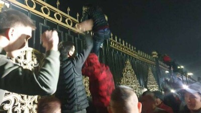 Митингующие в Бишкеке пытались прорваться на территорию "Белого дома". Их разгоняют слезоточивым газом