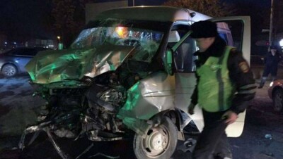 Авария в Шымкенте: пассажиры маршрутки вылетали из окон