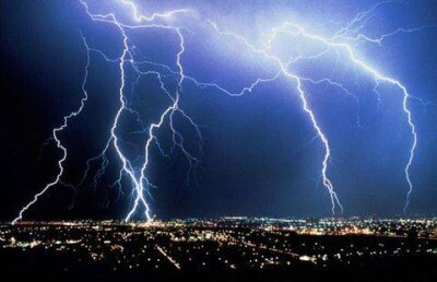 Молния поразила 50 человек в Европе, одного из них насмерть