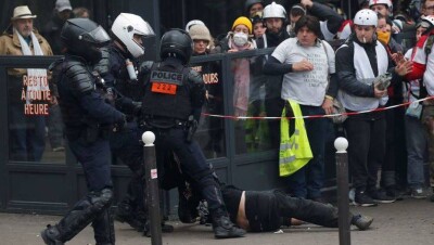 В годовщину начала движения "жёлтых жилетов" в Париже задержали 100 демонстрантов