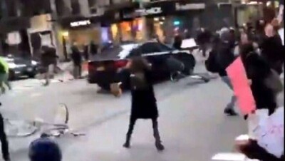 В Нью-Йорке полиция задержала водителя, который въехал в толпу участников движения Black Lives Matter