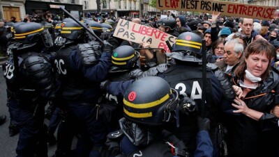 Во Франции избили журналистов, освещавших акцию против Макрона