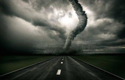 Торнадо сняли на мобильный телефон школьники ЮКО