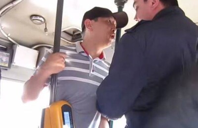 Водитель автобуса в Алматы предложил пассажиру сделать с рукой невообразимое
