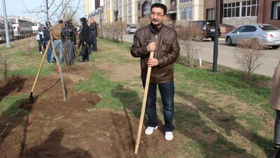 Депутаты Парламента приняли участие в субботнике в Астане