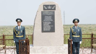 Памятник погибшим в крушении вертолёта Ми-8 открыли в Кызылординской области 