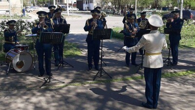 Военный оркестр сыграл под окнами домов ветеранов в Уральске