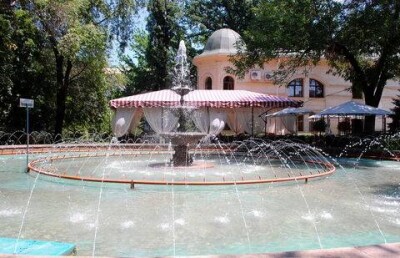 Часть алматинского сквера у ГАТОБ имени Абая выставлена на продажу