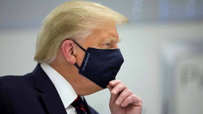 Заразившийся коронавирусом Трамп появился перед сторонниками. Врач назвал это безумием