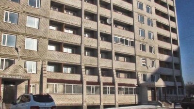 В Павлодаре очередников заселили в дом с разбитыми окнами и без батарей