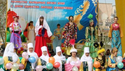 Как празднуют 1 Мая казахстанцы: плохая погода скорректировала планы, но не испортила настроения