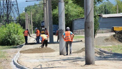 Трамвайные рельсы в Алматы на некоторых участках не снимают, а засыпают землёй