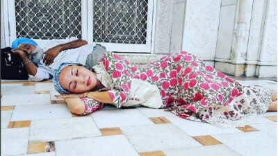 Баян Есентаева осталась в Индии и работает волонтёром
