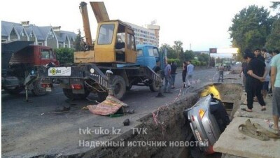 В Шымкенте ищут виновника ДТП, сбившего четверых рабочих на дороге