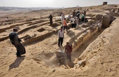 Рядом с египетскими пирамидами обнаружен 4500-летний корабль