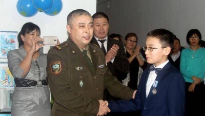 Медаль "За отвагу" получил школьник из Мангистау, который вынес из пожара троих детей