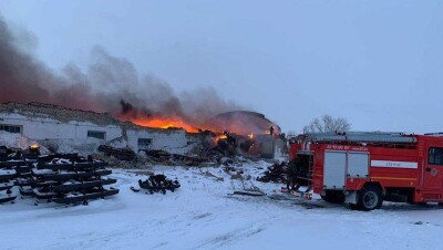 Гаражный бокс, в котором находились семь большегрузов, сгорел в Караганде