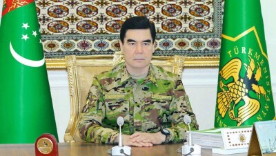 Президент Туркменистана показал, как надо стрелять из автомата и метать ножи