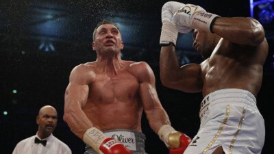 Энтони Джошуа техническим нокаутом победил Владимира Кличко