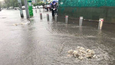 В затоплении улиц Алматы дождевой водой в ДЧС обвинили самих горожан