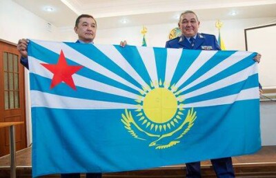 Аимбетов передал флаг ВВС Казахстана, который облетел Землю почти 160 раз