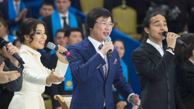 Кайрат Нуртас подарил Нурсултану Назарбаеву песню о Елбасы