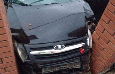 В Уральске пьяный водитель протаранил ворота частного дома