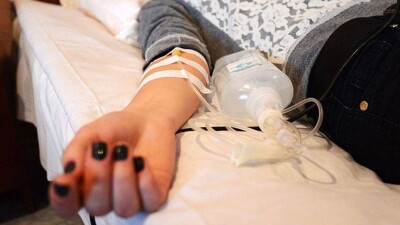 Дорогим лекарством девушку с редким заболеванием обеспечили прокуроры ВКО