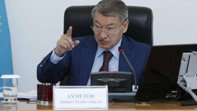 Даниал Ахметов запретил подчинённым "соревноваться в эпистолярном жанре"