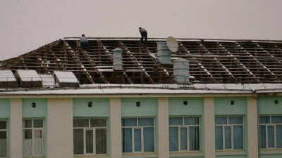В школе Актау в разгар зимы разобрали крышу