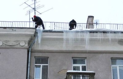 Два человека упали с крыши многоэтажки в Актобе
