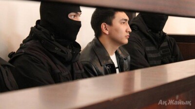Экс-полицейский Утеуов снял штаны в суде Атырау