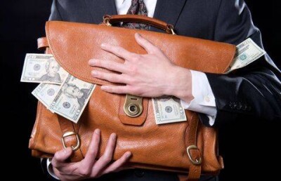 Алматинку обманули на 100 тысяч долларов в аэропорту Астаны