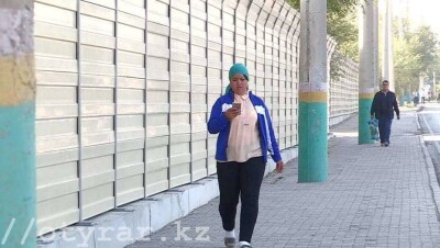 Двухметровой стеной за 50 млн тенге обнесли микрорайон в Шымкенте