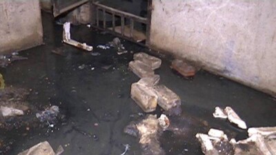 В Уральске жилая пятиэтажка тонет в фекалиях